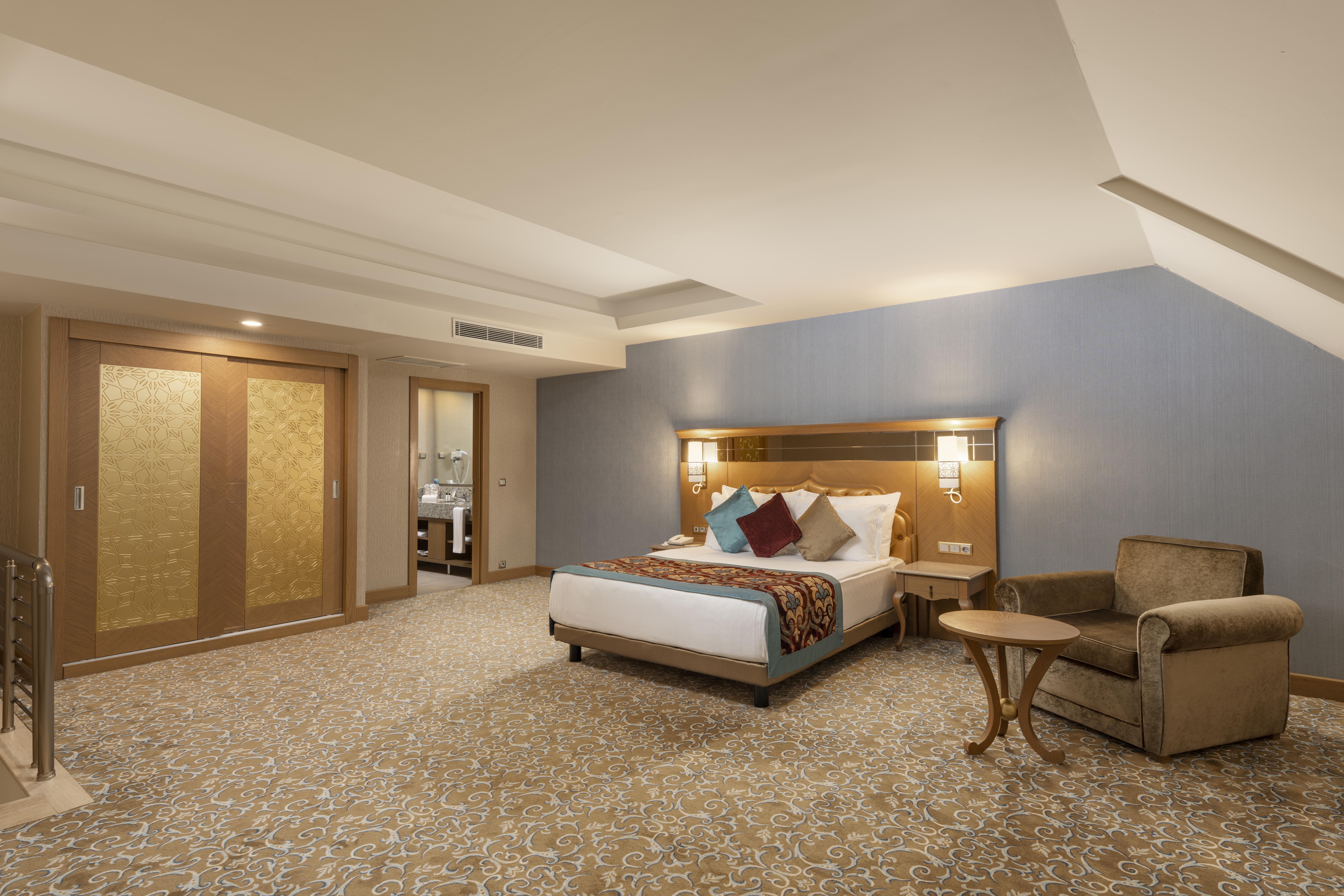 En az 3 yetişkin, En fazla 4 yetişkin veya 3 yetişkin + 1 çocuk.