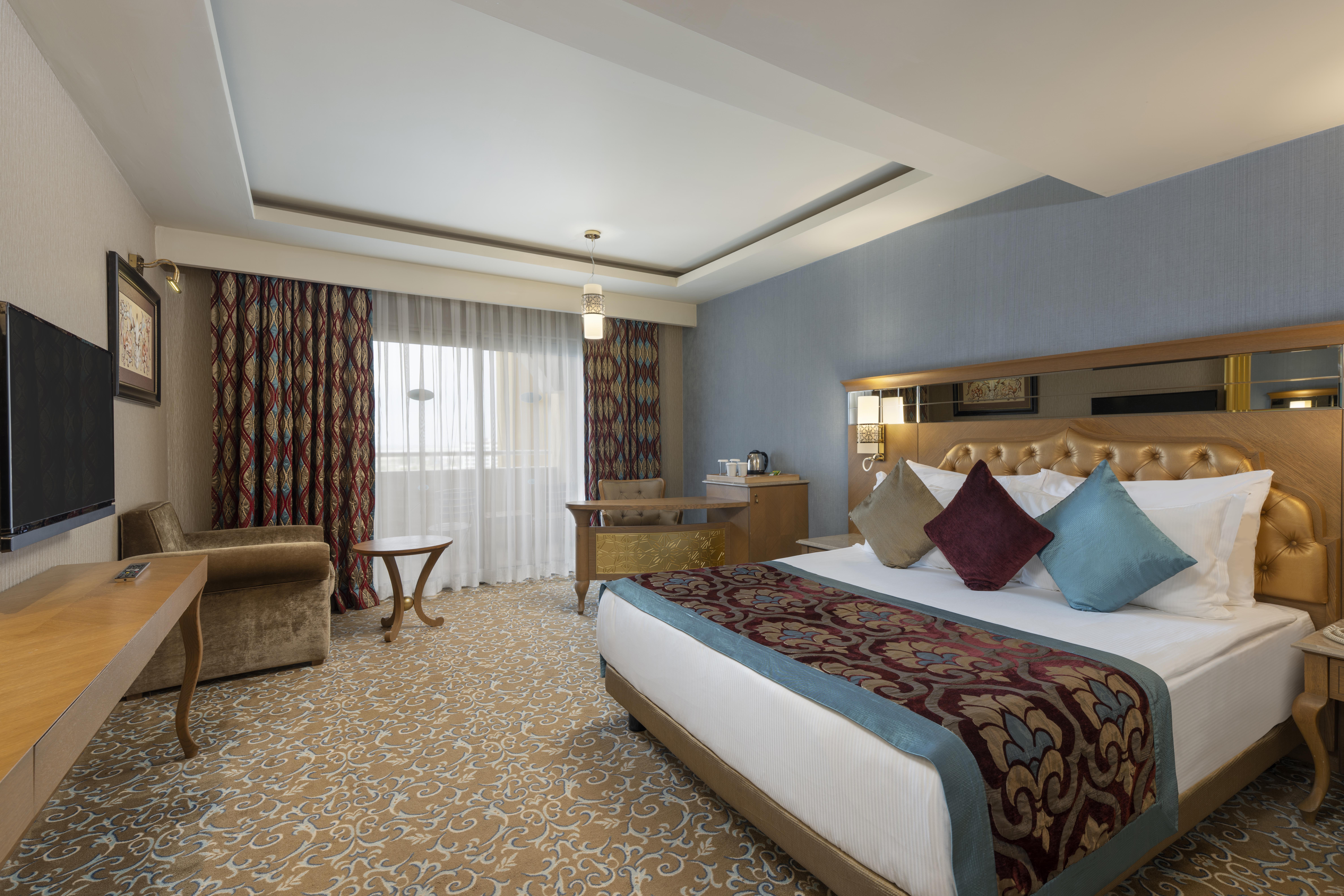 En az 3 yetişkin, En fazla 4 yetişkin veya 3 yetişkin + 1 çocuk.