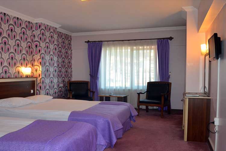 En fazla 3 yetişkin veya 2 yetişkin + 1 çocuk.