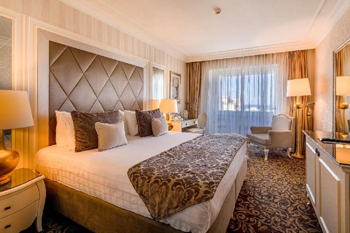 En fazla 3 yetişkin veya 2 yetişkin + 1 çocuk.