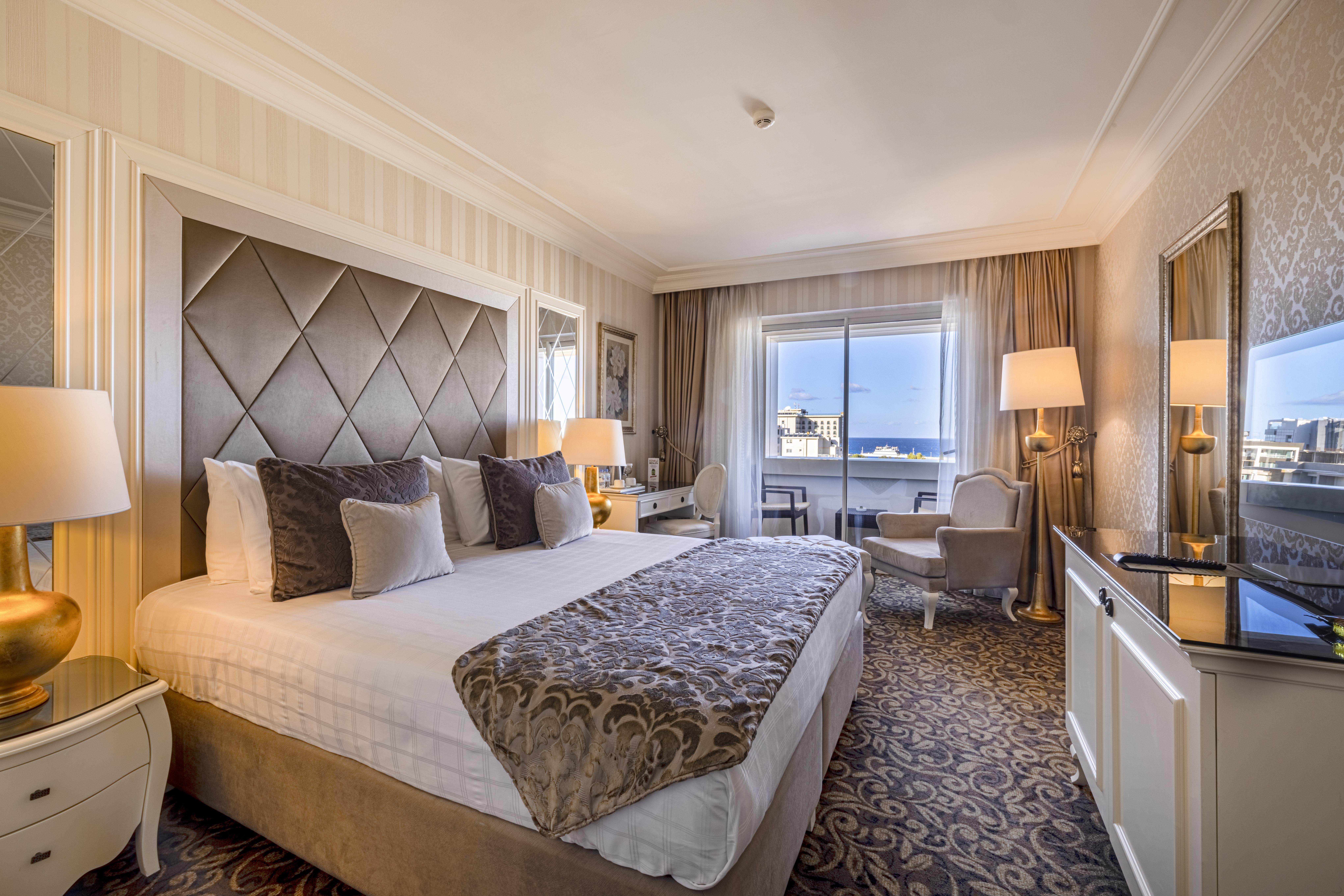 En fazla 3 yetişkin veya 2 yetişkin + 1 çocuk.