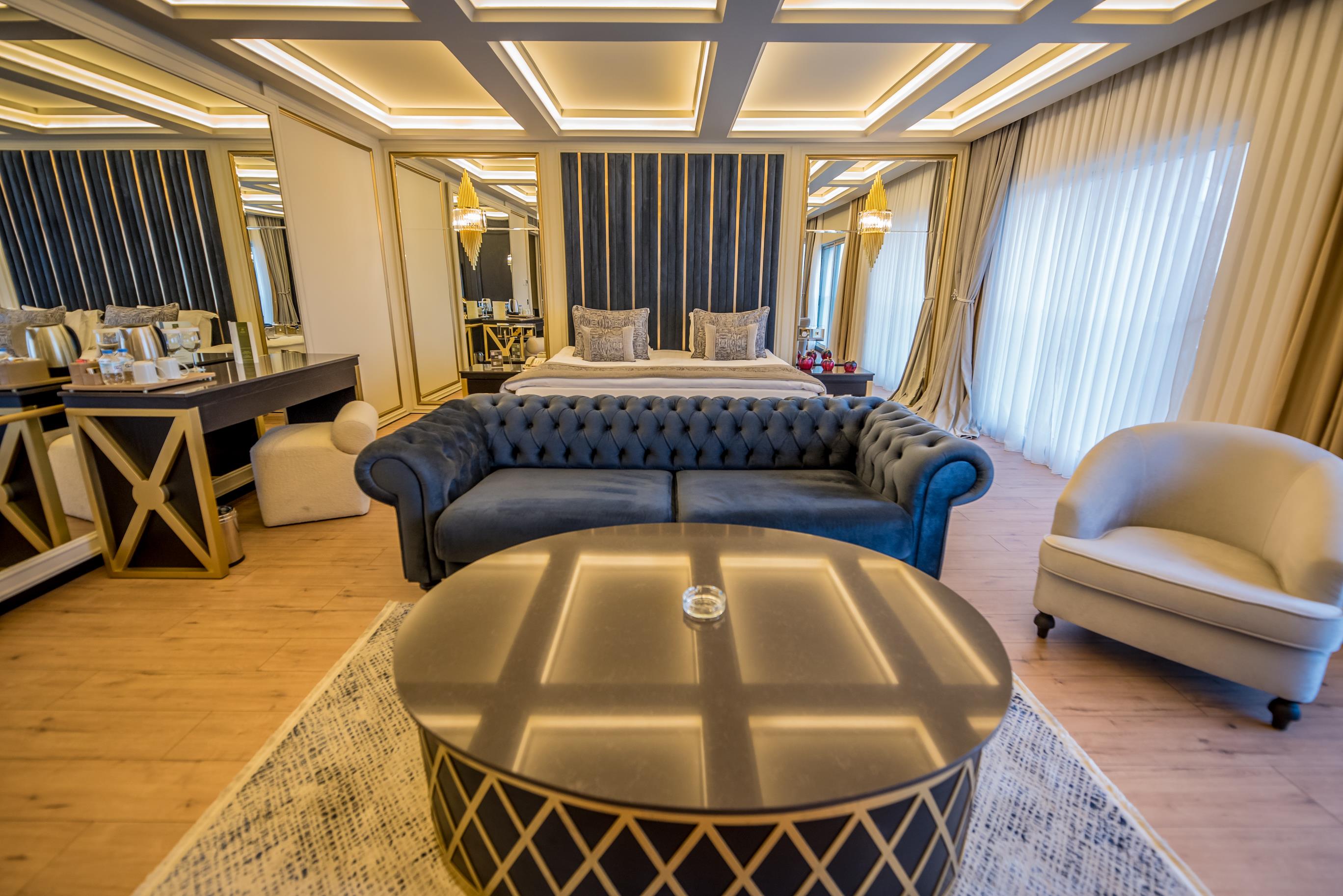 En fazla 3 yetişkin veya 2 yetişkin + 1 çocuk.