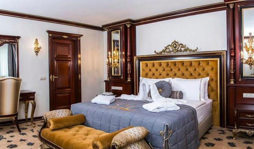 En az 3 yetişkin, En fazla 3 yetişkin + 1 çocuk.