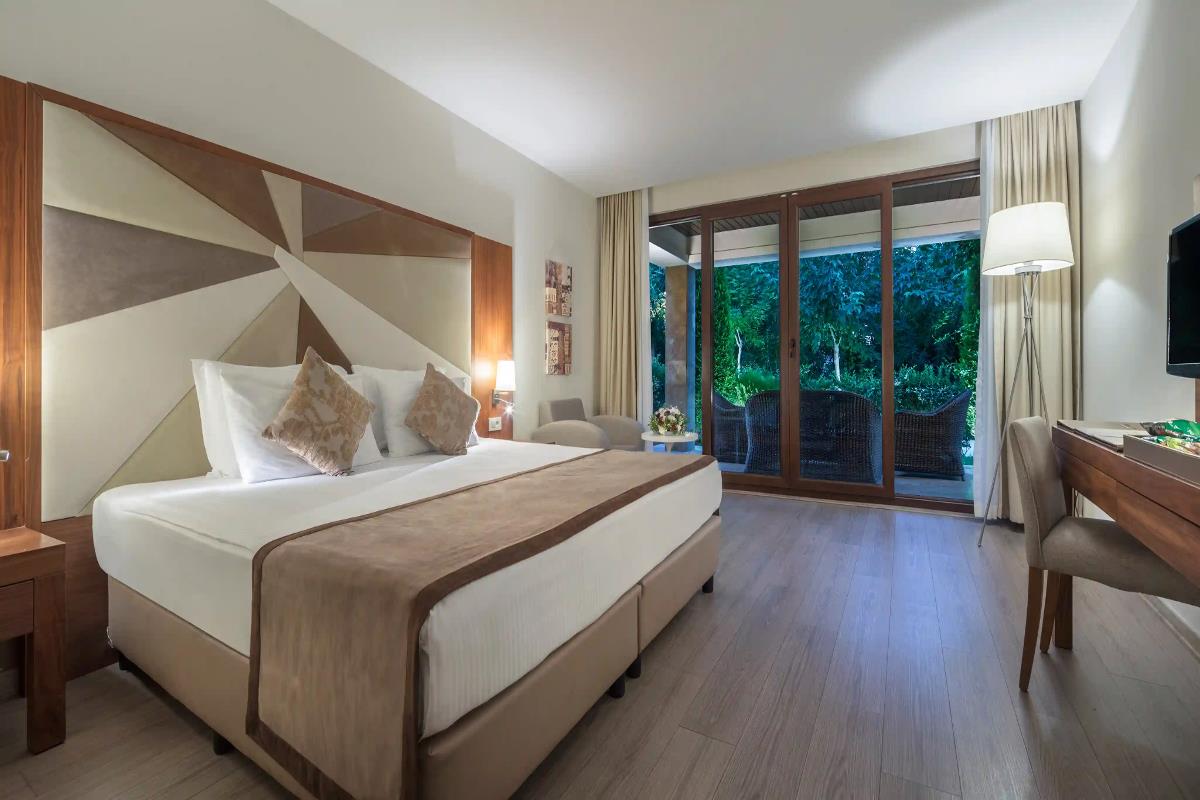 En az 2 yetişkin, En fazla 4 yetişkin veya 3 yetişkin + 1 çocuk.