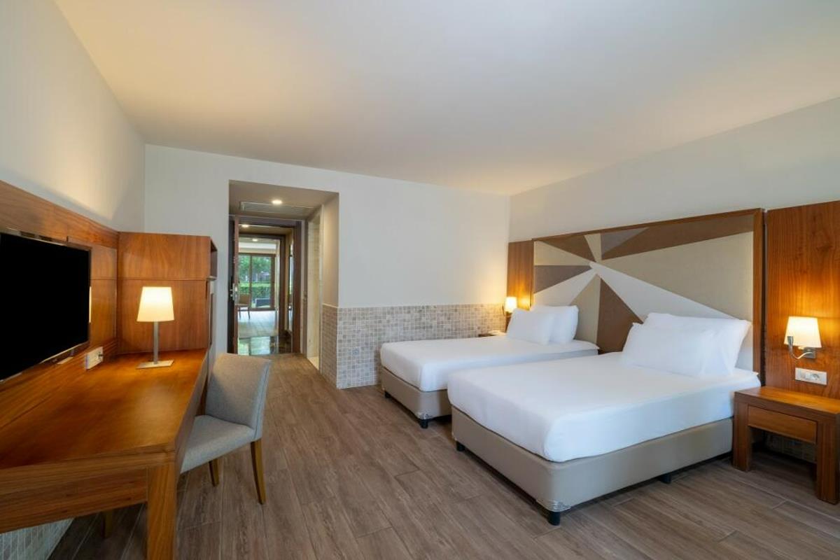 En az 2 yetişkin, En fazla 4 yetişkin veya 3 yetişkin + 1 çocuk.