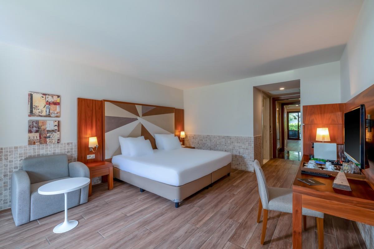 En az 2 yetişkin, En fazla 4 yetişkin veya 3 yetişkin + 1 çocuk.