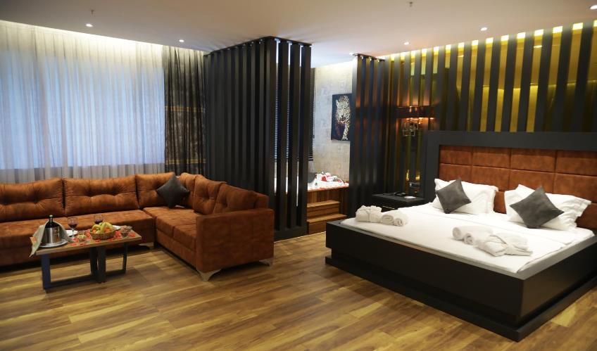 En fazla 3 yetişkin + 1 çocuk + 1 bebek (0-2 yaş) veya 2 yetişkin + 1 çocuk + 1 bebek (0-2 yaş).