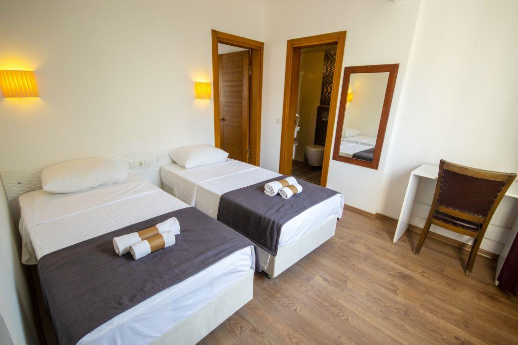 En az 2 yetişkin, En fazla 4 yetişkin veya 3 yetişkin + 1 çocuk.