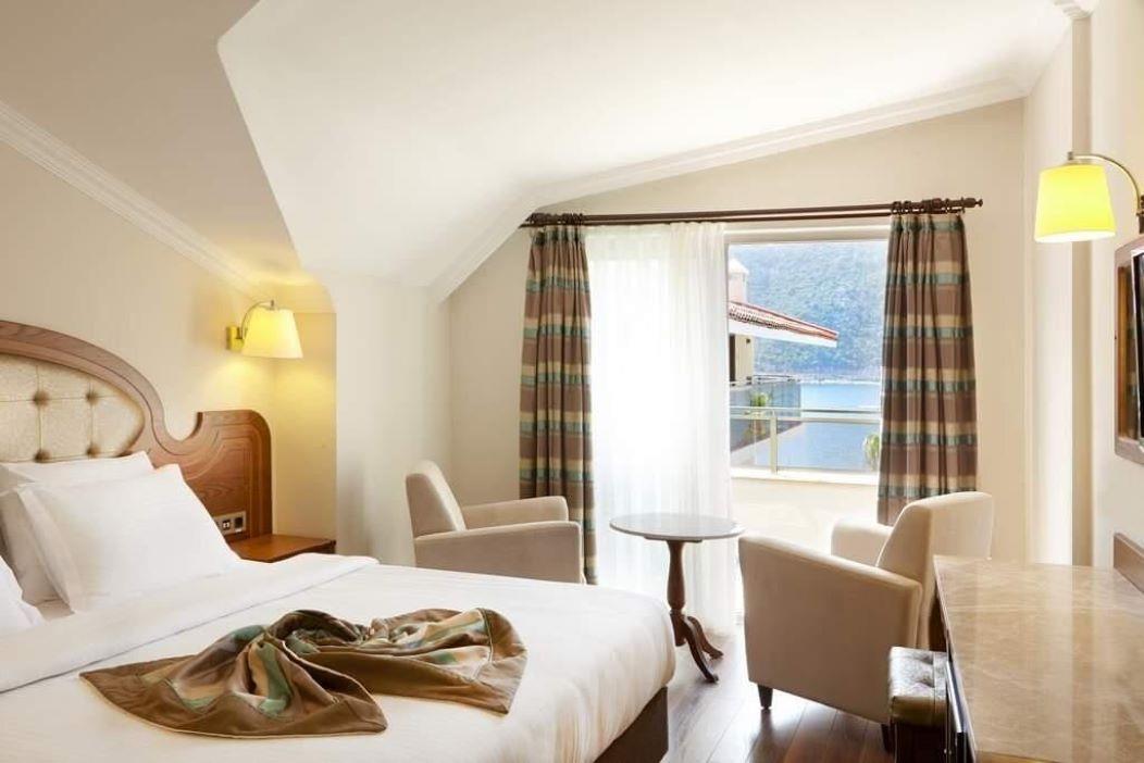 En fazla 3 yetişkin.