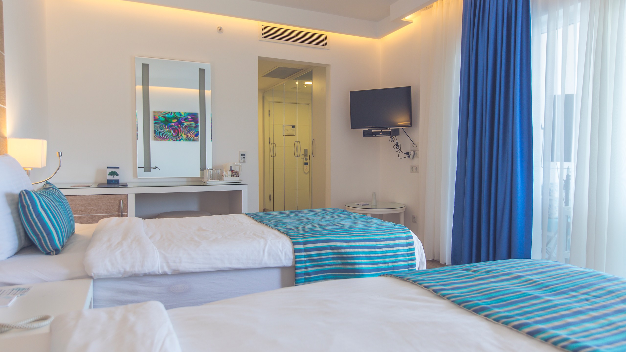 En fazla 3 yetişkin veya 2 yetişkin + 1 çocuk.