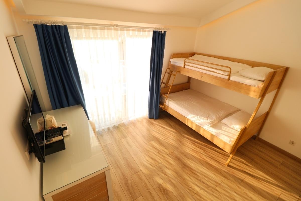 En az 2 yetişkin, En fazla 3 yetişkin + 1 çocuk veya 2 yetişkin + 2 çocuk.