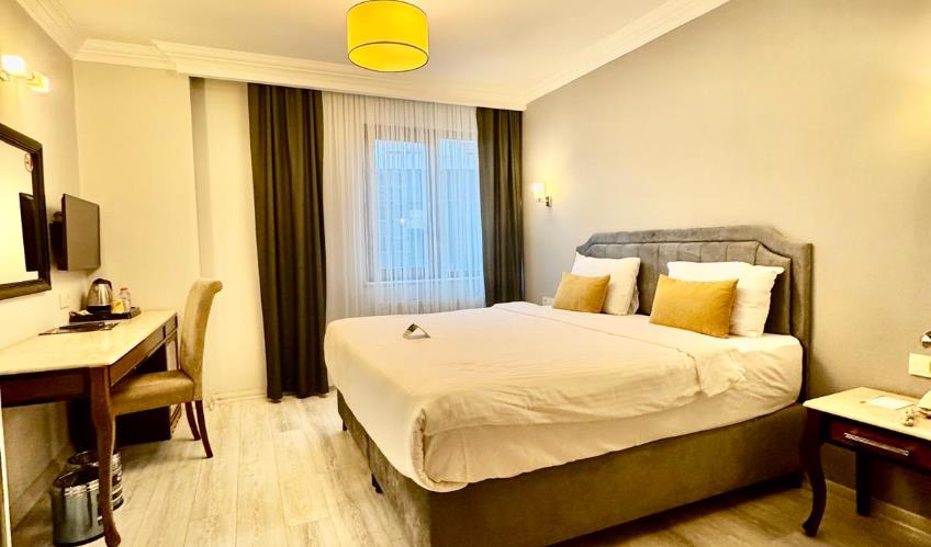 En fazla 2 yetişkin + 1 bebek (0-2 yaş).