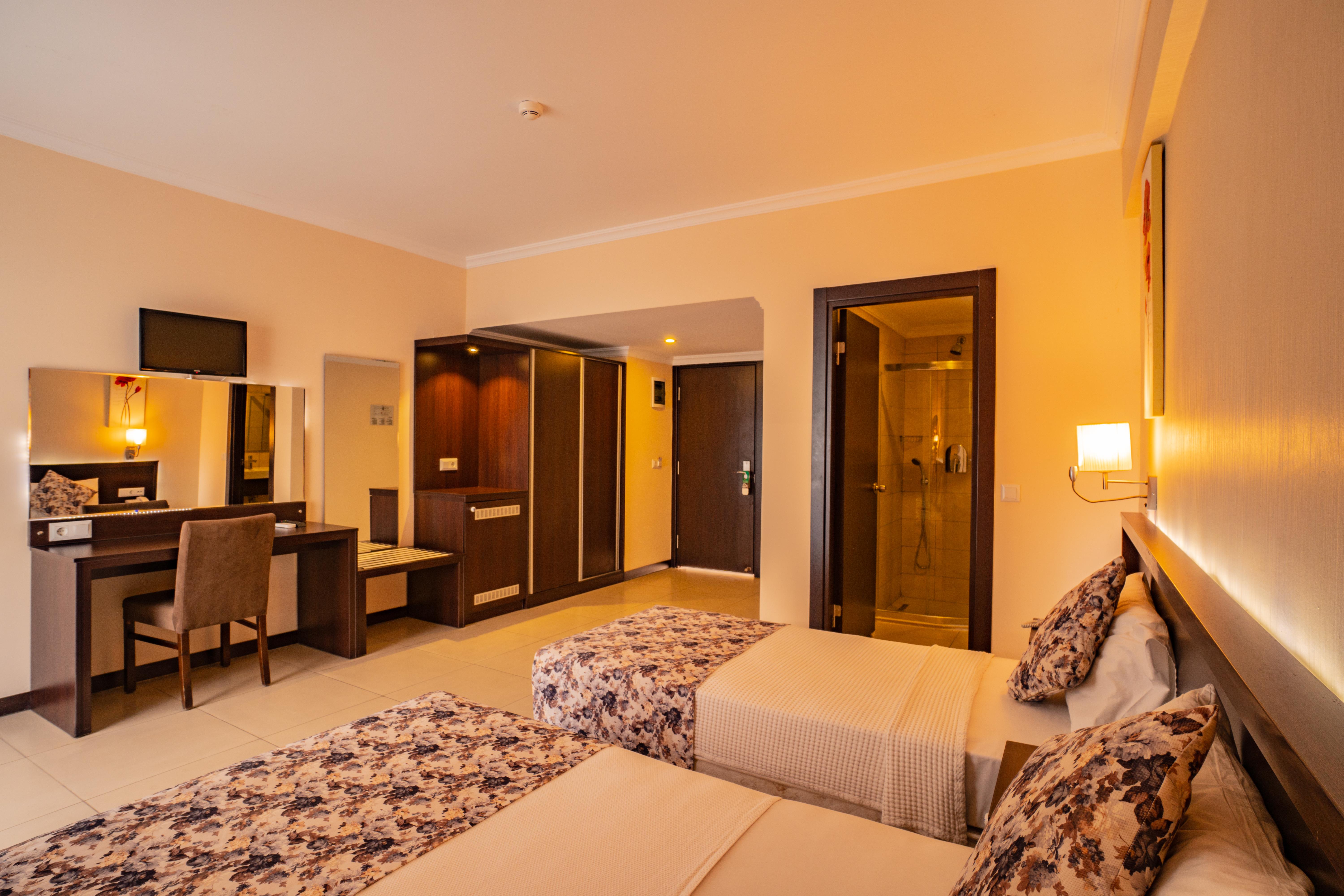 En fazla 3 yetişkin + 1 çocuk veya 2 yetişkin + 2 çocuk.