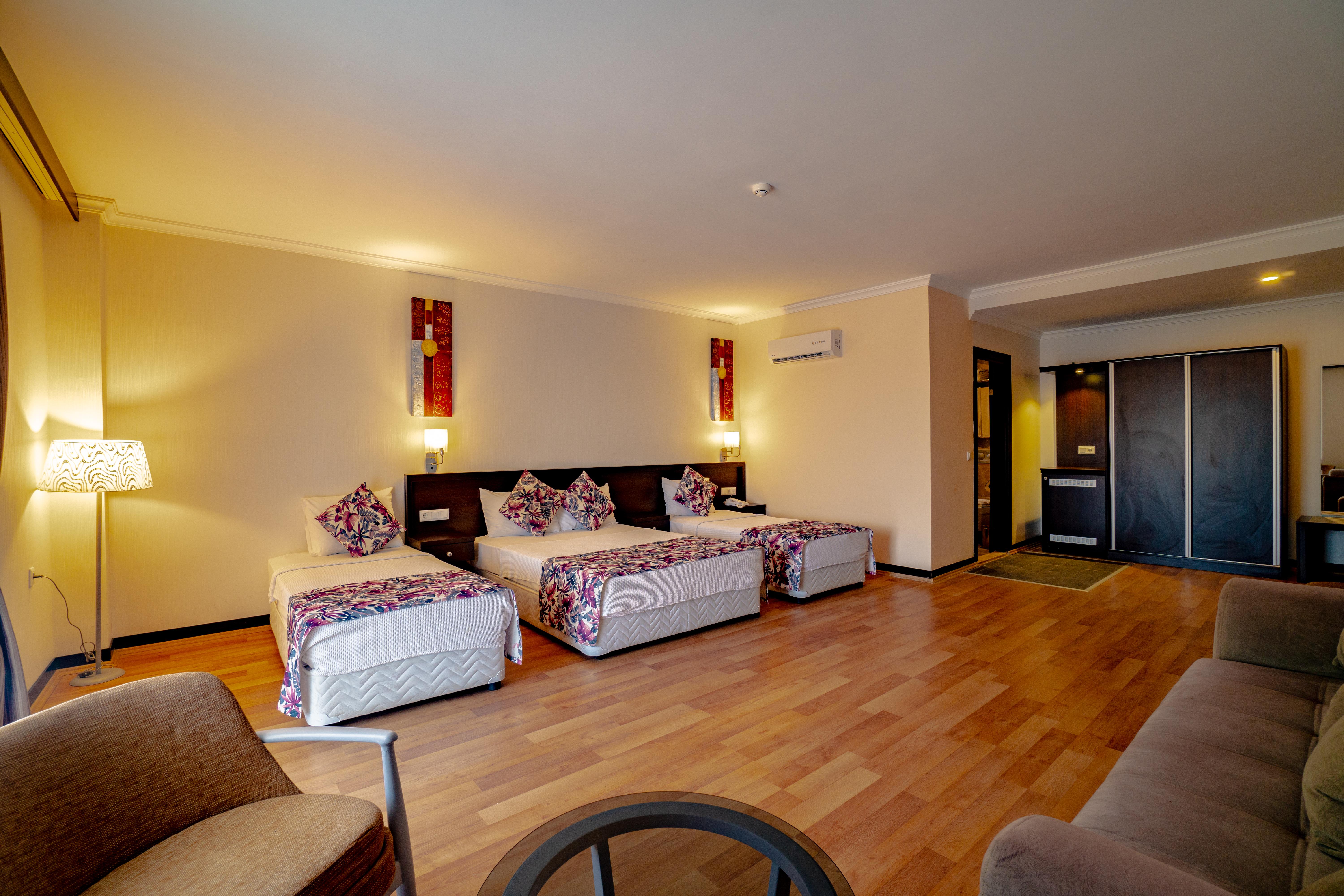 En az 3 yetişkin, En fazla 3 yetişkin + 2 çocuk.