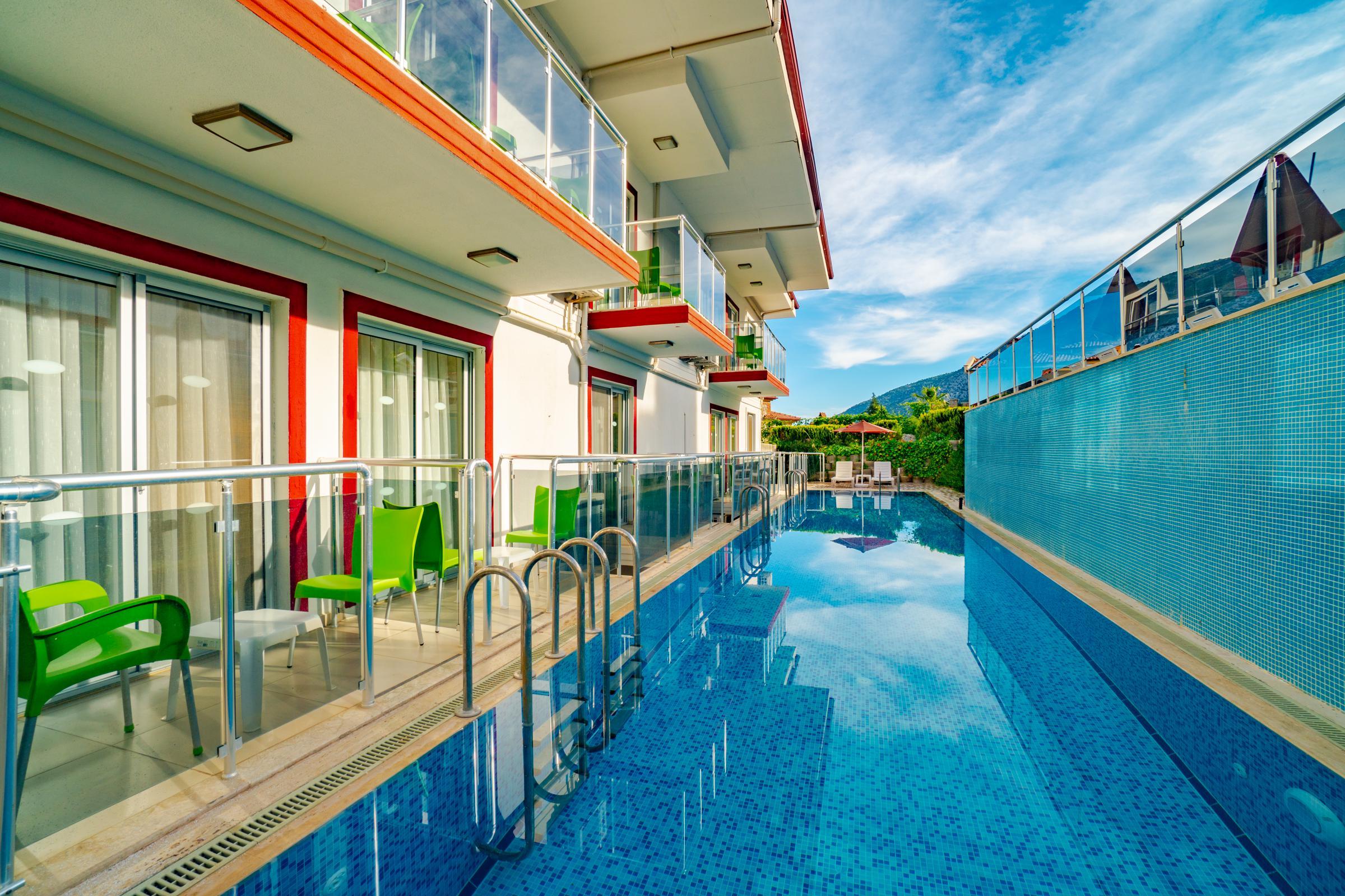 En fazla 3 yetişkin.