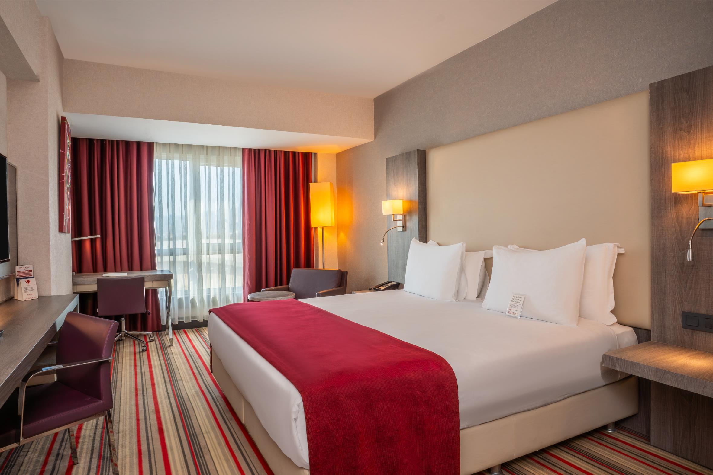 En fazla 3 yetişkin + 1 bebek (0-2 yaş) veya 2 yetişkin + 1 çocuk + 1 bebek (0-2 yaş).