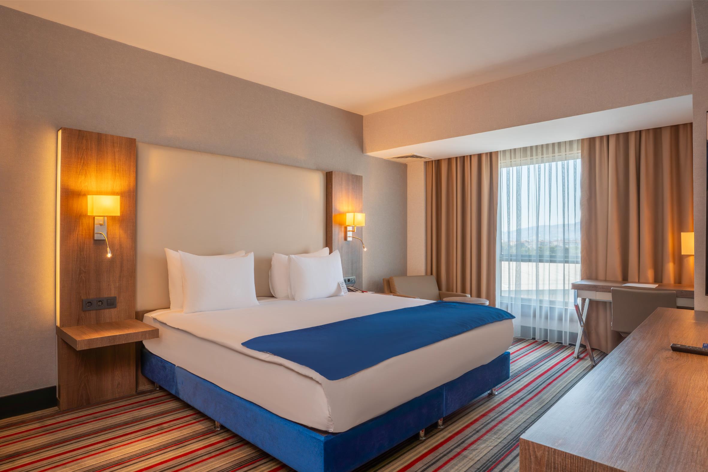 En fazla 3 yetişkin + 1 bebek (0-2 yaş) veya 2 yetişkin + 1 çocuk + 1 bebek (0-2 yaş).