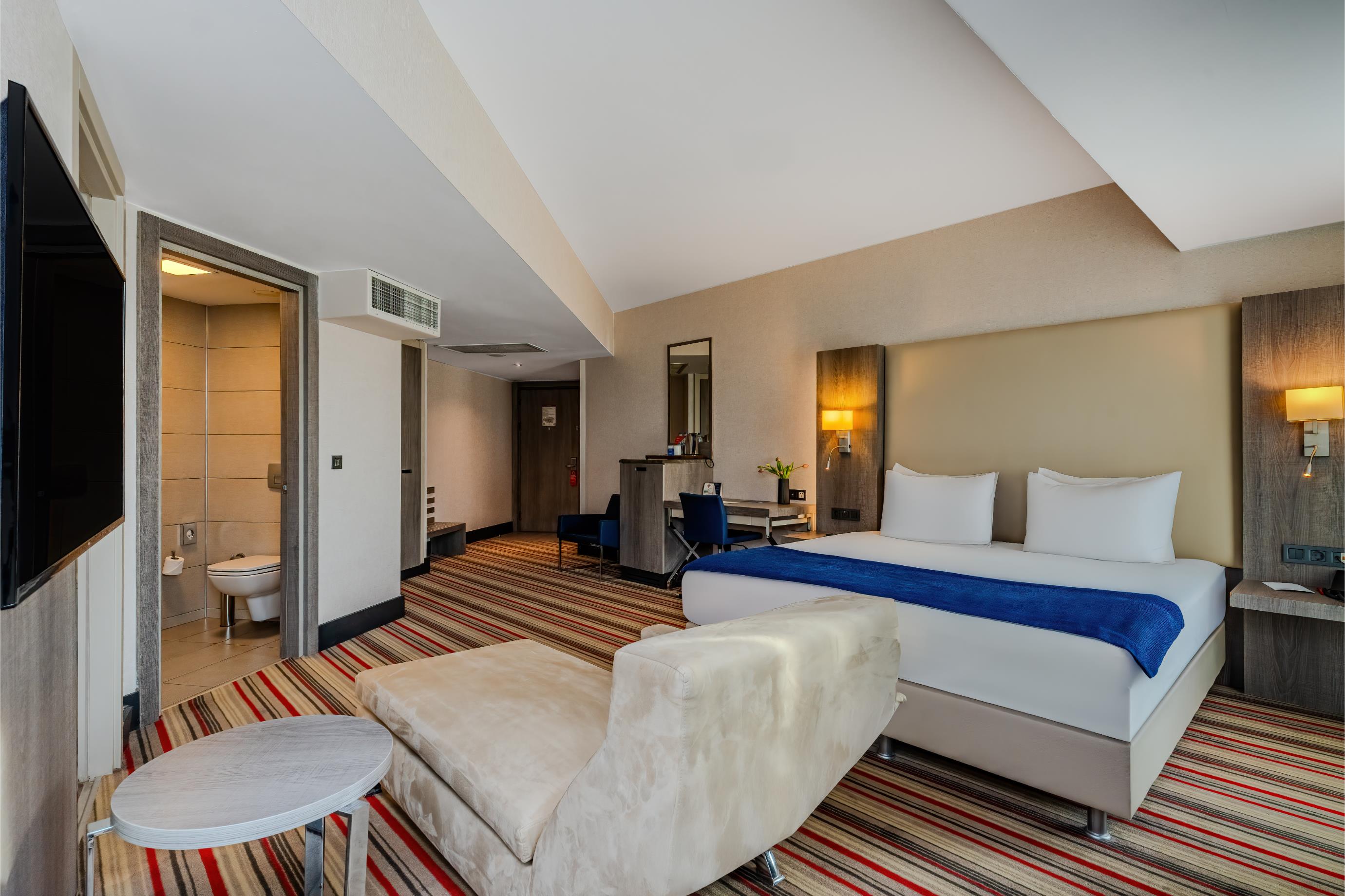 En fazla 3 yetişkin + 1 bebek (0-2 yaş) veya 2 yetişkin + 1 çocuk + 1 bebek (0-2 yaş).