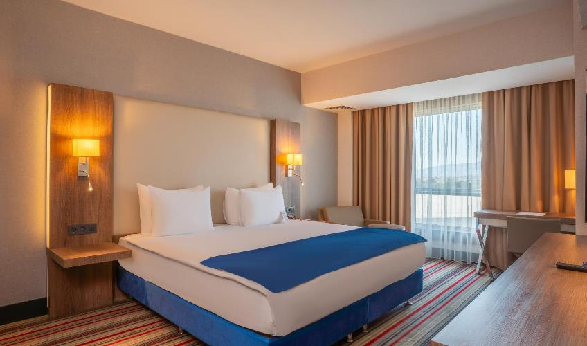 En fazla 3 yetişkin + 1 çocuk + 1 bebek (0-2 yaş) veya 2 yetişkin + 1 çocuk + 1 bebek (0-2 yaş).