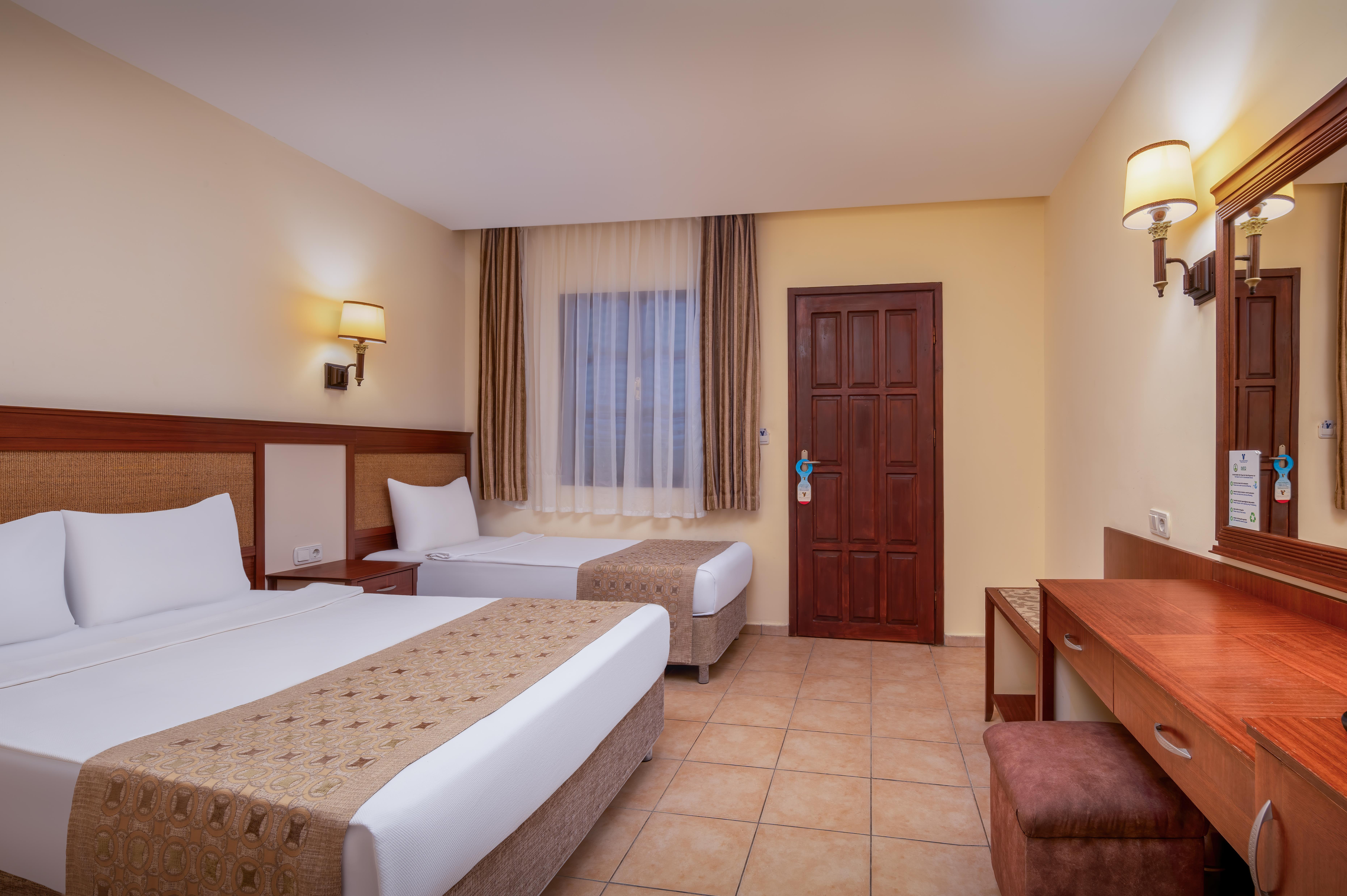 En fazla 3 yetişkin + 1 bebek (0-2 yaş) veya 2 yetişkin + 1 çocuk + 1 bebek (0-2 yaş).