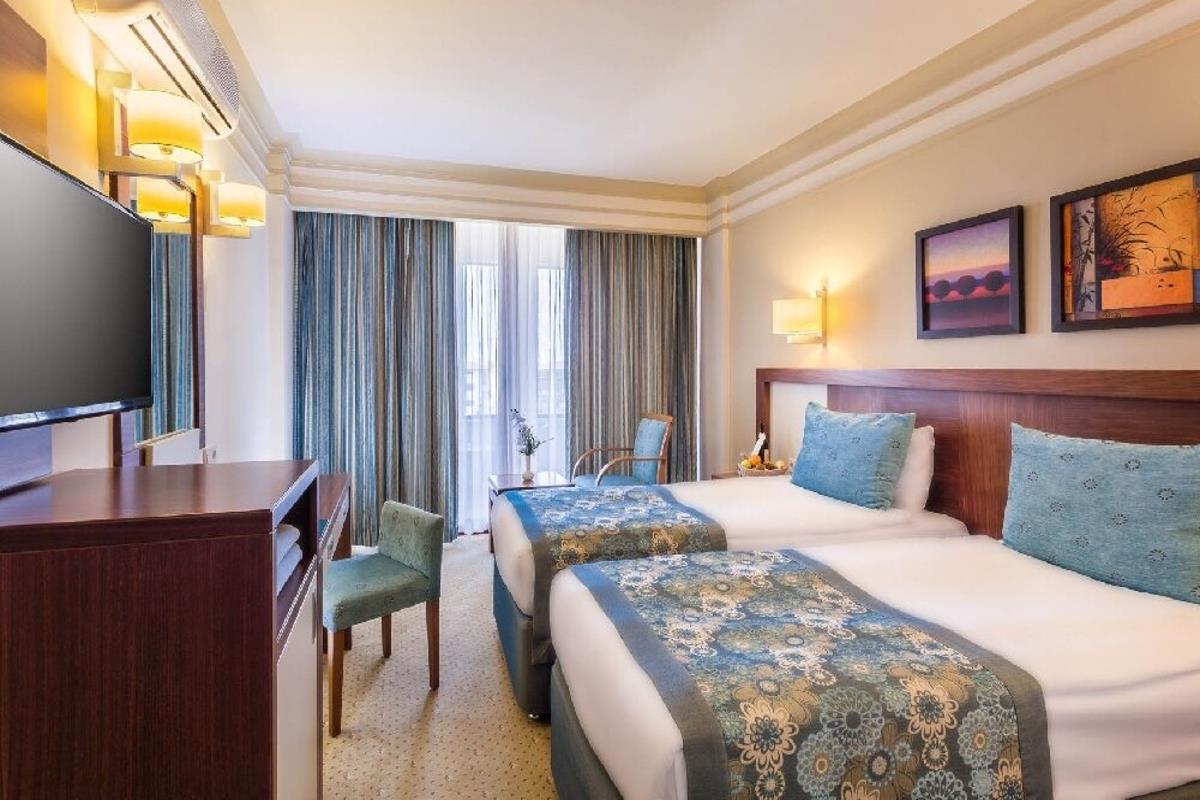 En az 2 yetişkin, En fazla 4 yetişkin + 1 bebek (0-2 yaş) veya 3 yetişkin + 1 çocuk + 1 bebek (0-2 yaş).