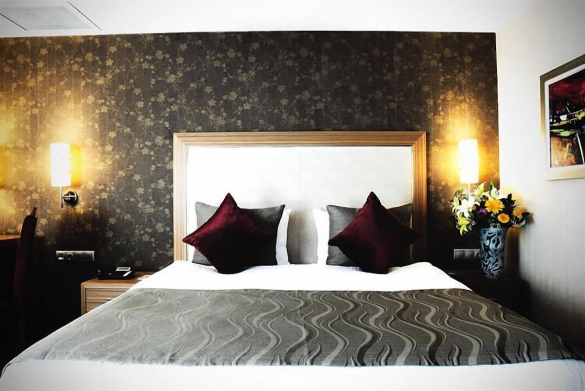 En fazla 3 yetişkin veya 2 yetişkin + 1 çocuk.