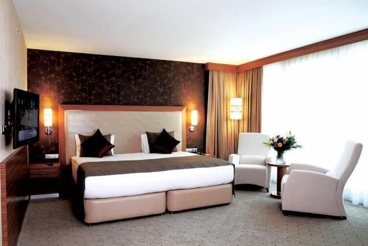 En fazla 2 yetişkin + 1 bebek (0-2 yaş).