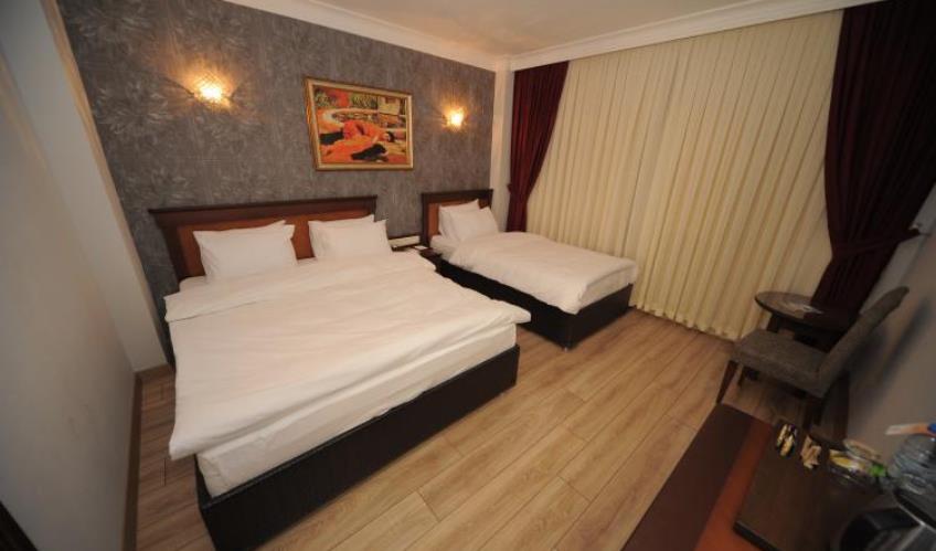 En fazla 3 yetişkin.