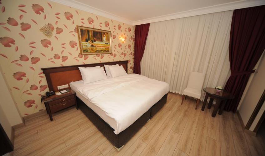 En az 3 yetişkin, En fazla 3 yetişkin.