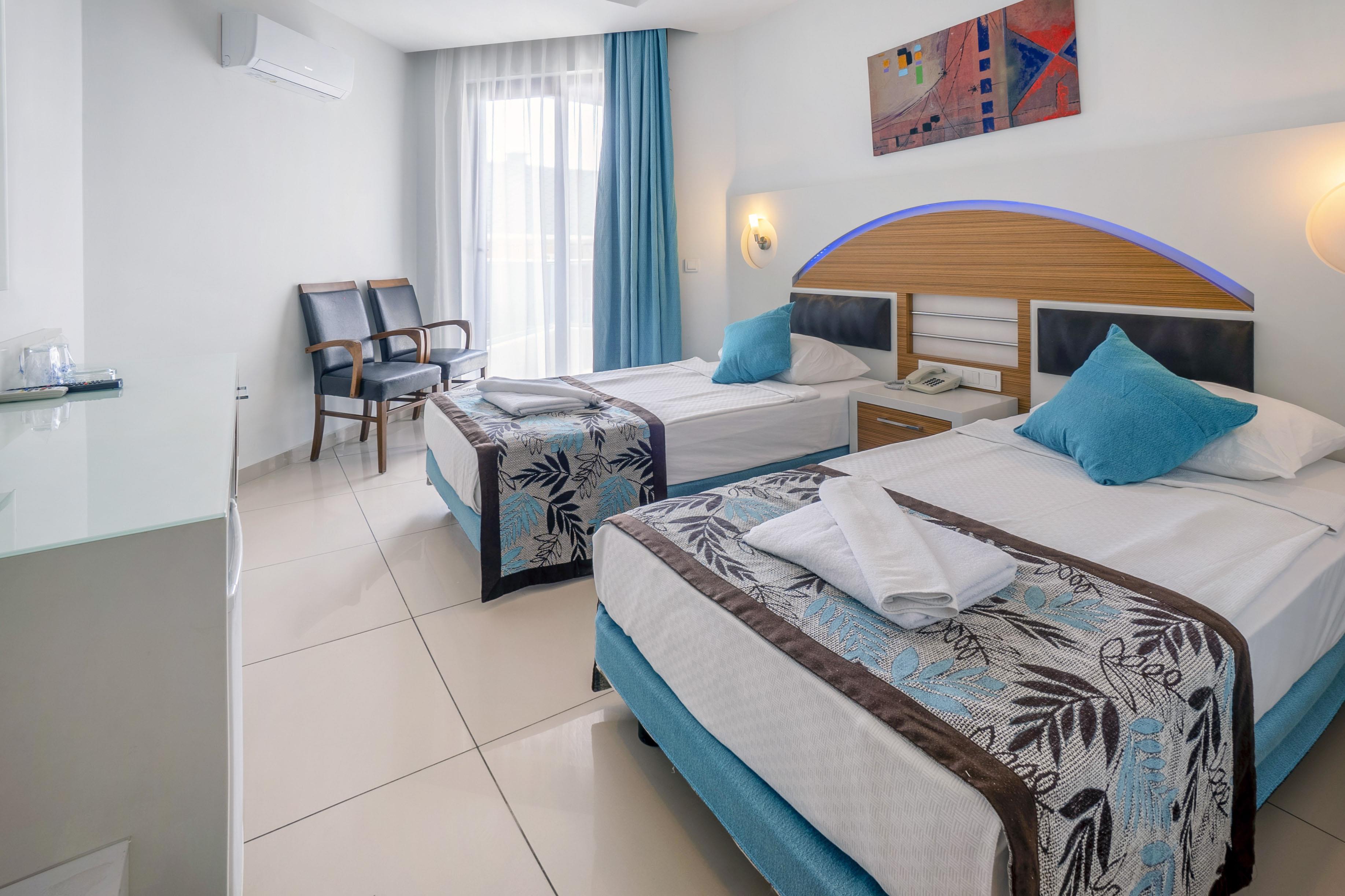 En fazla 3 yetişkin veya 2 yetişkin + 1 çocuk.