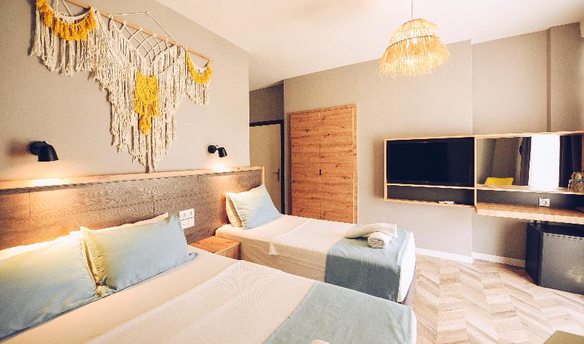 En fazla 3 yetişkin.