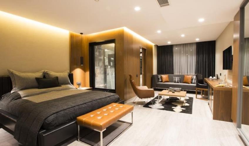 En fazla 3 yetişkin.