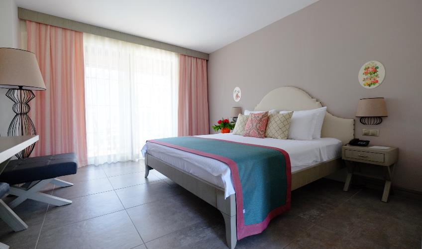 En fazla 2 yetişkin + 1 bebek (0-2 yaş).