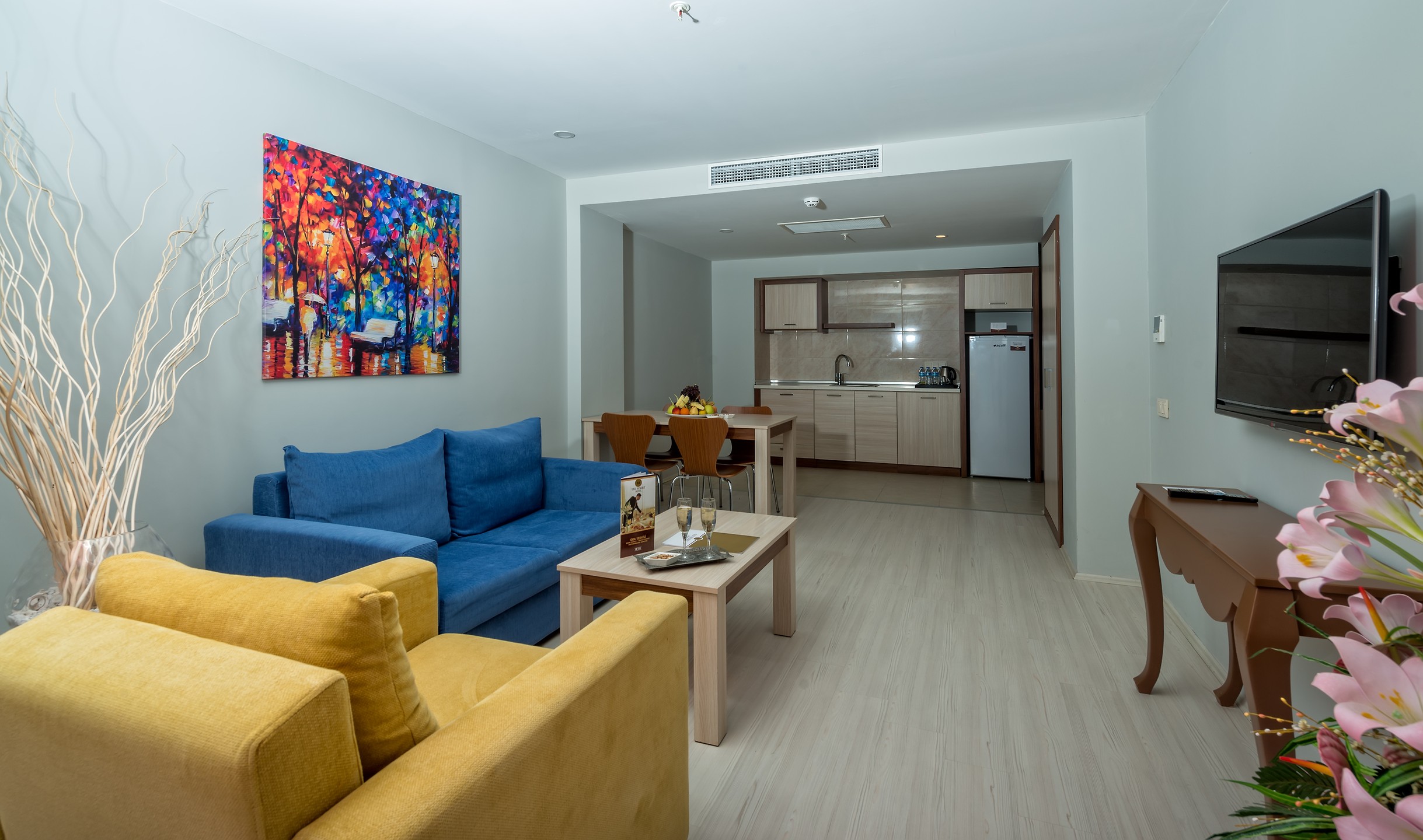 En az 3 yetişkin, En fazla 4 yetişkin veya 3 yetişkin + 2 çocuk.