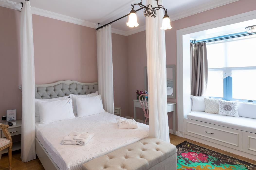 En fazla 3 yetişkin.