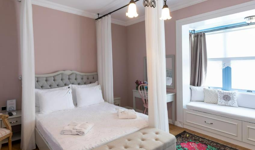 En fazla 3 yetişkin.