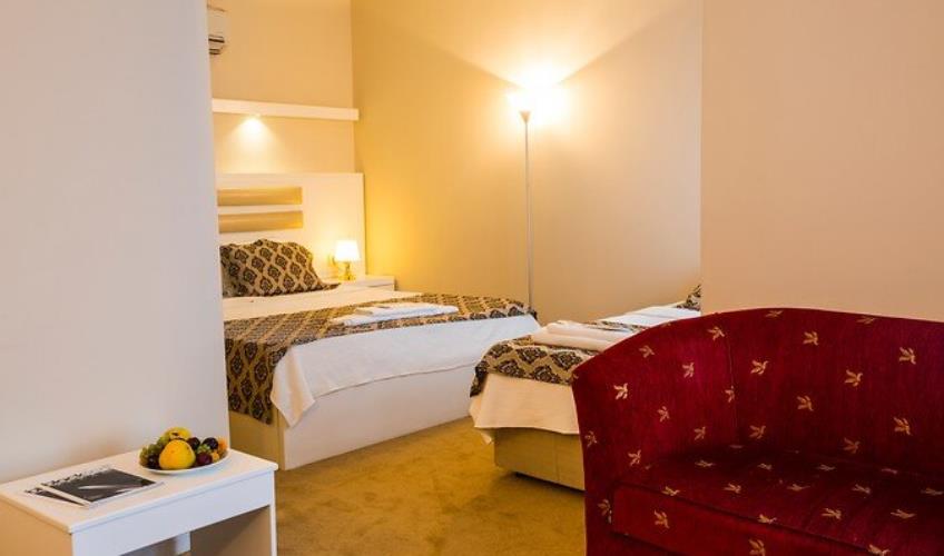 En fazla 3 yetişkin veya 2 yetişkin + 1 çocuk.