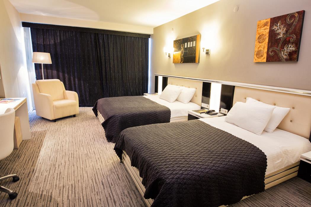 En fazla 3 yetişkin.