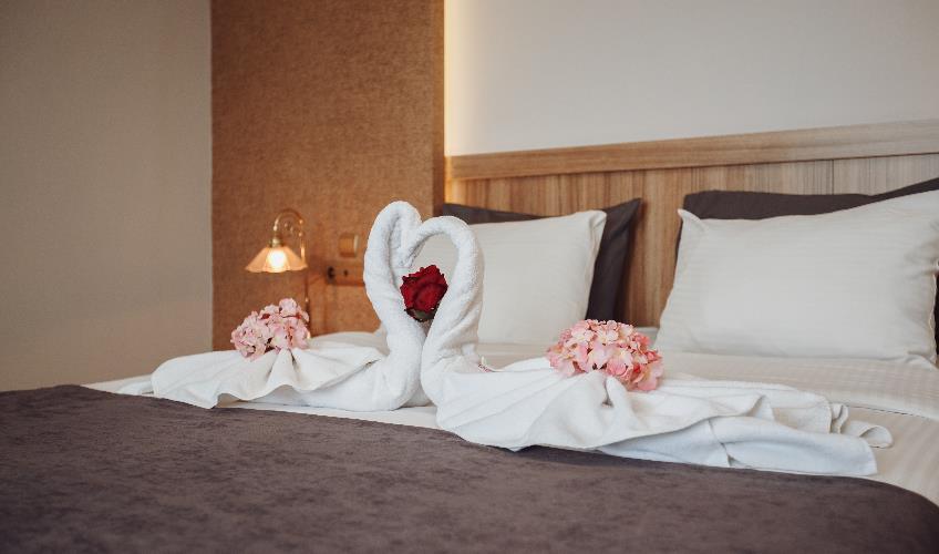 En fazla 2 yetişkin + 1 bebek (0-2 yaş) veya 1 yetişkin + 1 çocuk + 1 bebek (0-2 yaş).