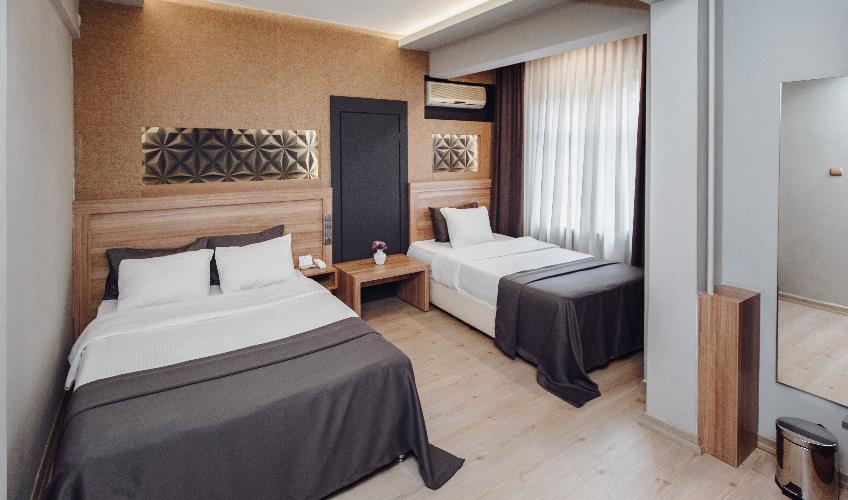 En fazla 2 yetişkin + 1 bebek (0-2 yaş) veya 1 yetişkin + 1 çocuk + 1 bebek (0-2 yaş).