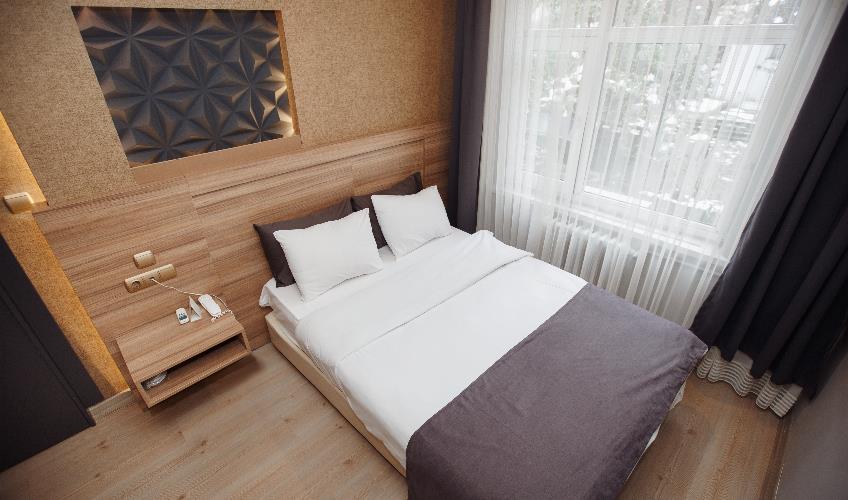 En fazla 2 yetişkin.