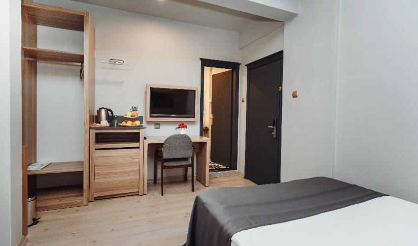 En fazla 2 yetişkin + 1 çocuk + 1 bebek (0-2 yaş) veya 1 yetişkin + 2 çocuk + 1 bebek (0-2 yaş).