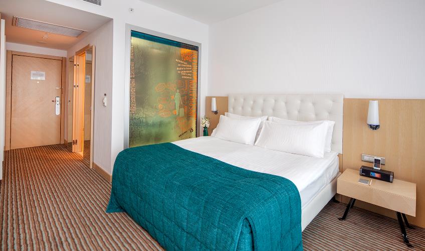 En fazla 3 yetişkin.