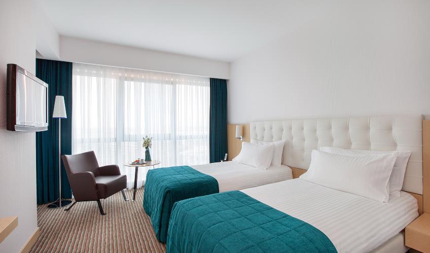 En fazla 3 yetişkin.