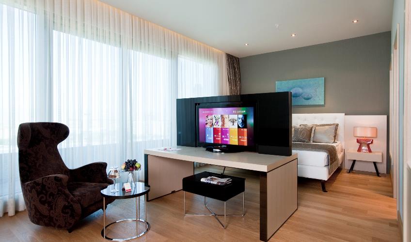 En fazla 3 yetişkin.