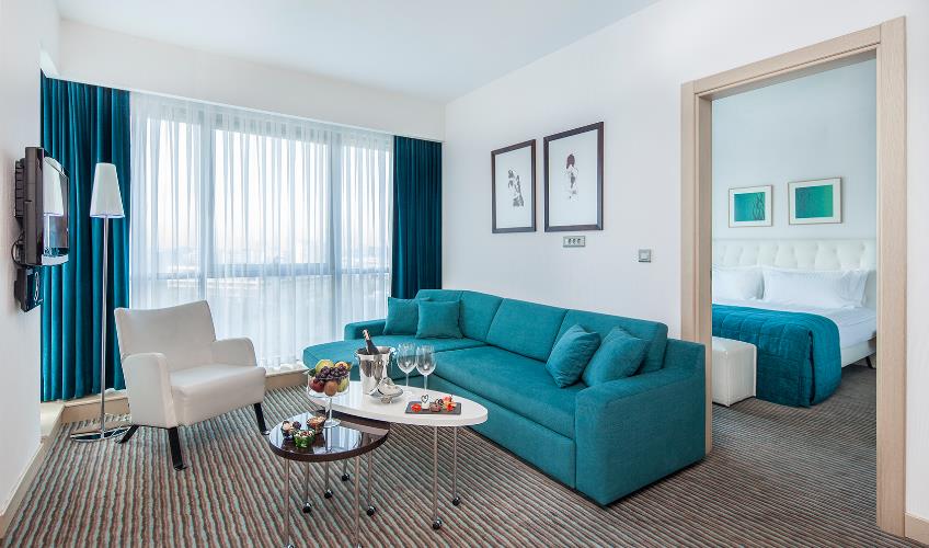 En fazla 3 yetişkin.