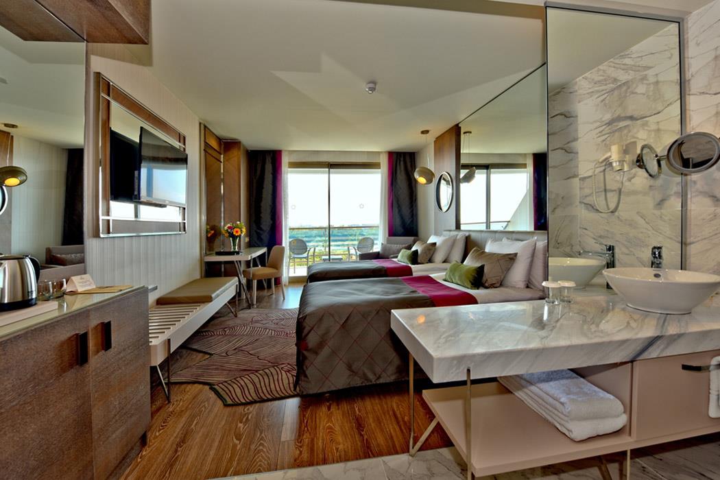 En fazla 3 yetişkin veya 2 yetişkin + 1 çocuk.