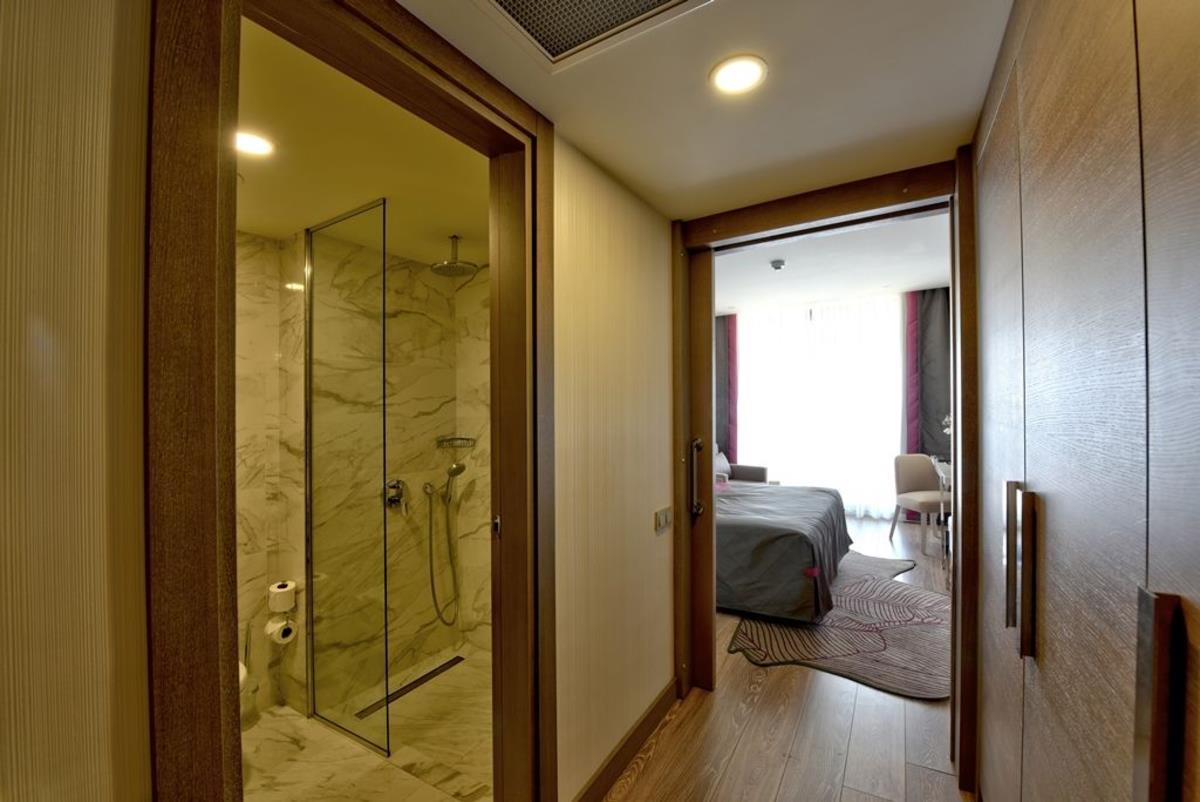 En az 2 yetişkin, En fazla 4 yetişkin veya 3 yetişkin + 1 çocuk.