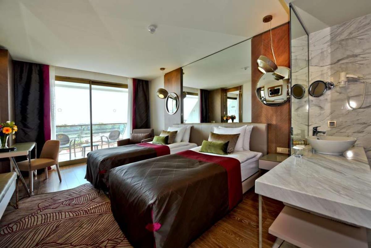 En fazla 3 yetişkin veya 2 yetişkin + 1 çocuk.