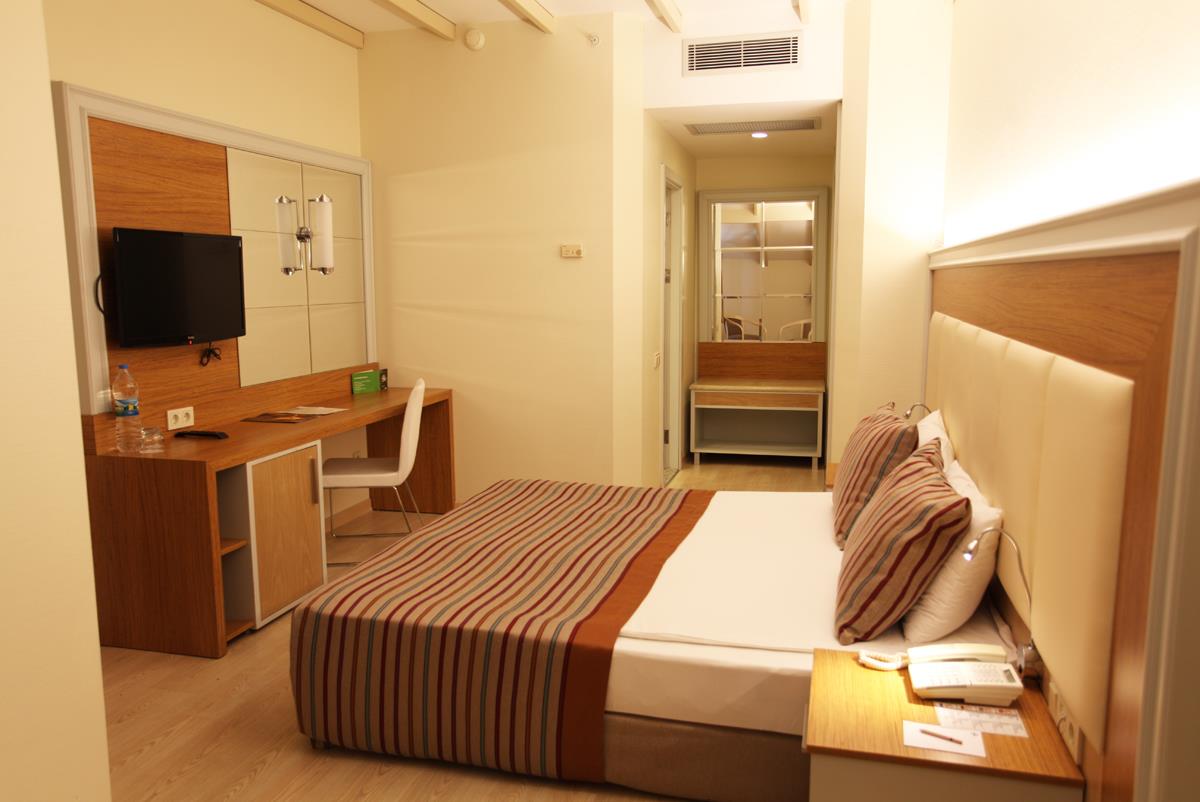 En az 2 yetişkin, En fazla 3 yetişkin + 1 çocuk veya 2 yetişkin + 2 çocuk.